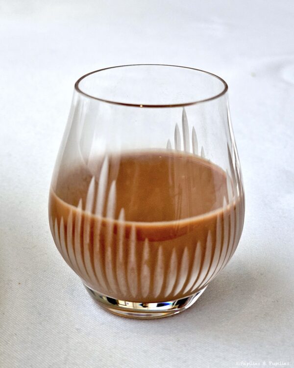 Chocolat chaud parfumé au Sauternes, servi avec le dessert