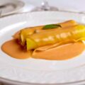 Cannellonis de homard dans une assiette blanche