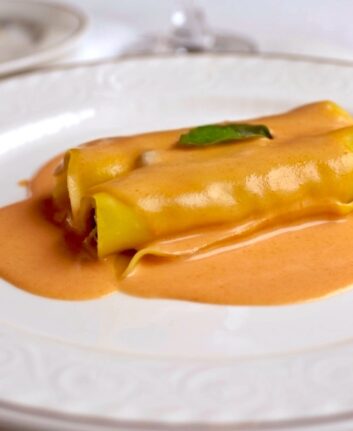 Cannellonis de homard dans une assiette blanche