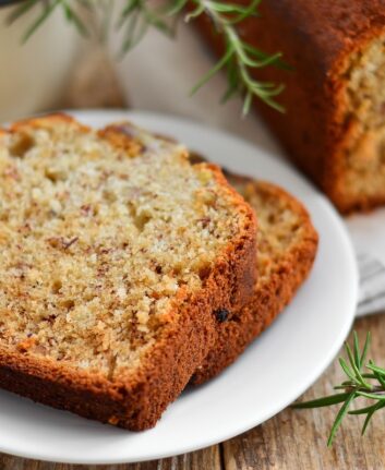 Tranche de cake dans une assiette, prête à manger