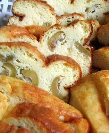 Tranche de cake aux olives prêtes à être dégustées