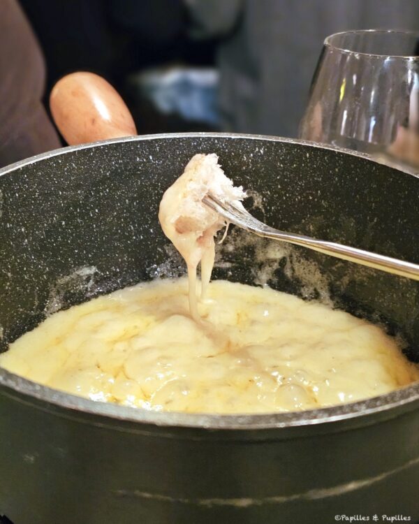 Fondue moitié moitié, Chalet à fondue