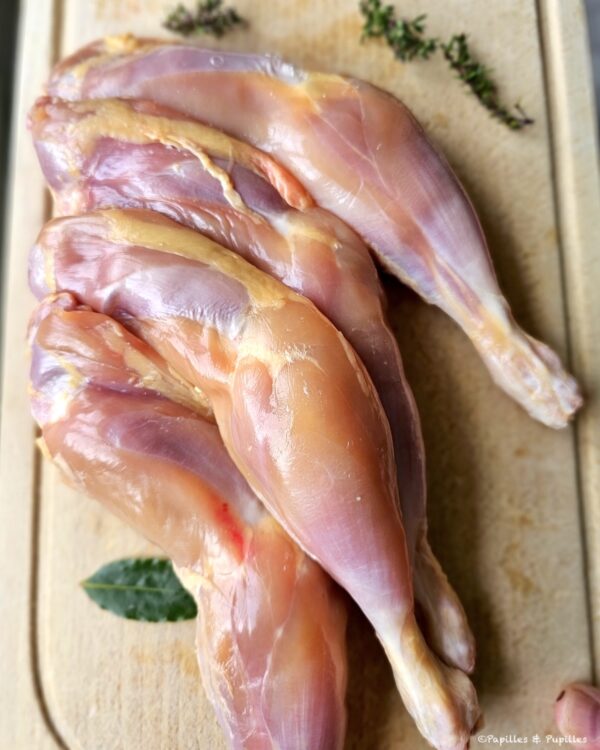 Cuisses de poulet sans la peau sur une planche en bois