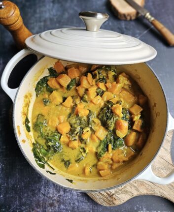 Curry de butternut aux épinards et lait de coco
