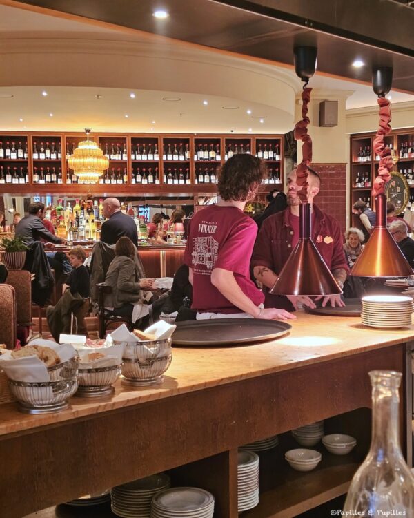 Brasserie Vinatier à Bordeaux, salle de brasserie contemporaine aux tons rouges et bois