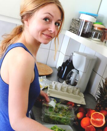 Jeune femme qui prépare ses ingrédients avant de cuisiner pour une personne