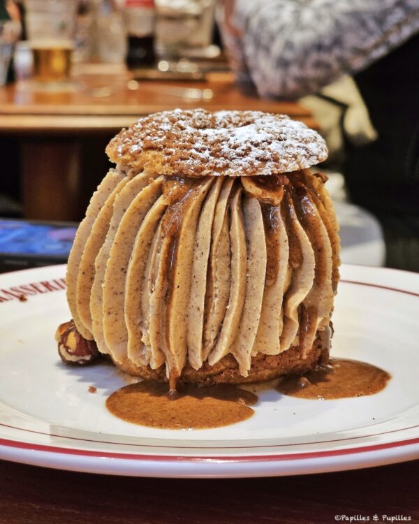 Paris-Brest servi dans une assiette à dessert