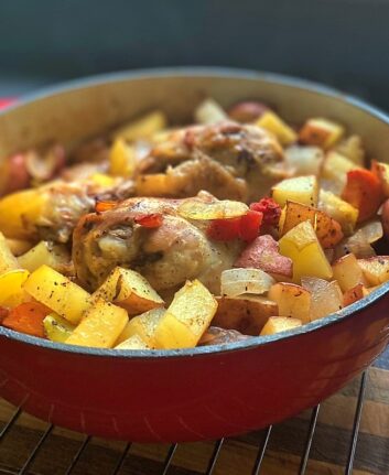 Plat mijoté à base de poulet et pommes de terre, servi dan un plat émaillé.