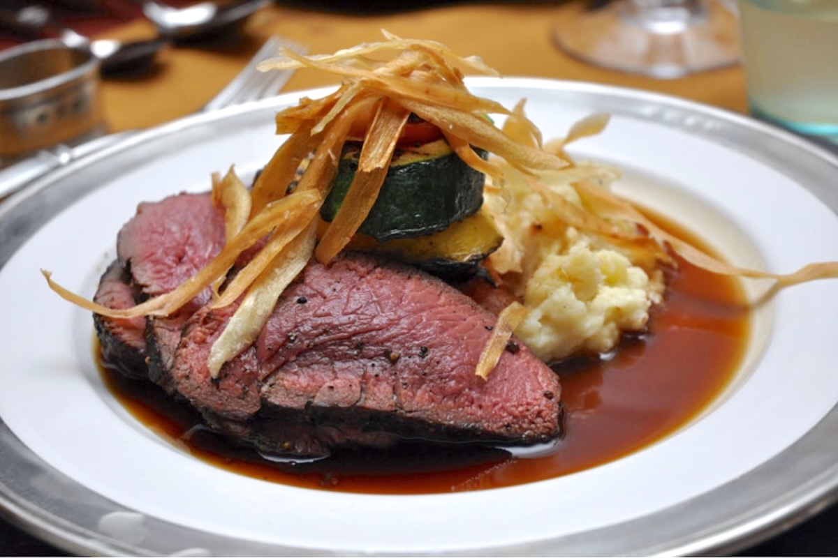 Sauce grand veneur sur une tranche de viande, purée, panais croustillant