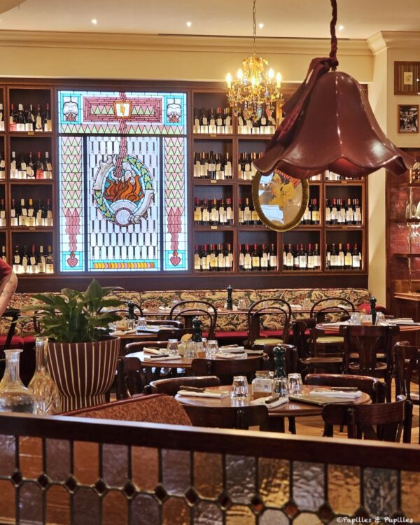 Brasserie Vinatier à Bordeaux, salle de brasserie contemporaine aux tons rouges et bois