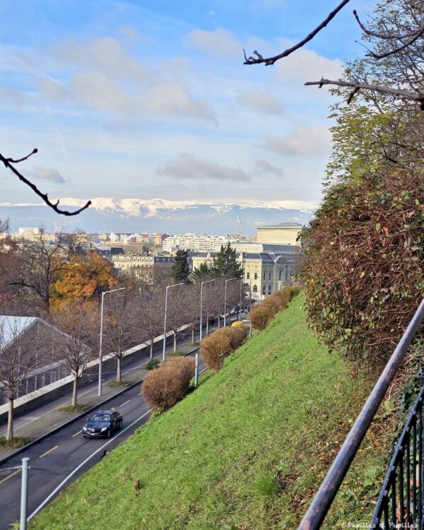 Vue sur le Jura depuis la Promenade de la Treille