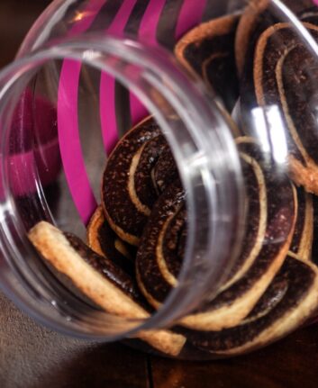 Biscuits au chocolat dans un pot en verre