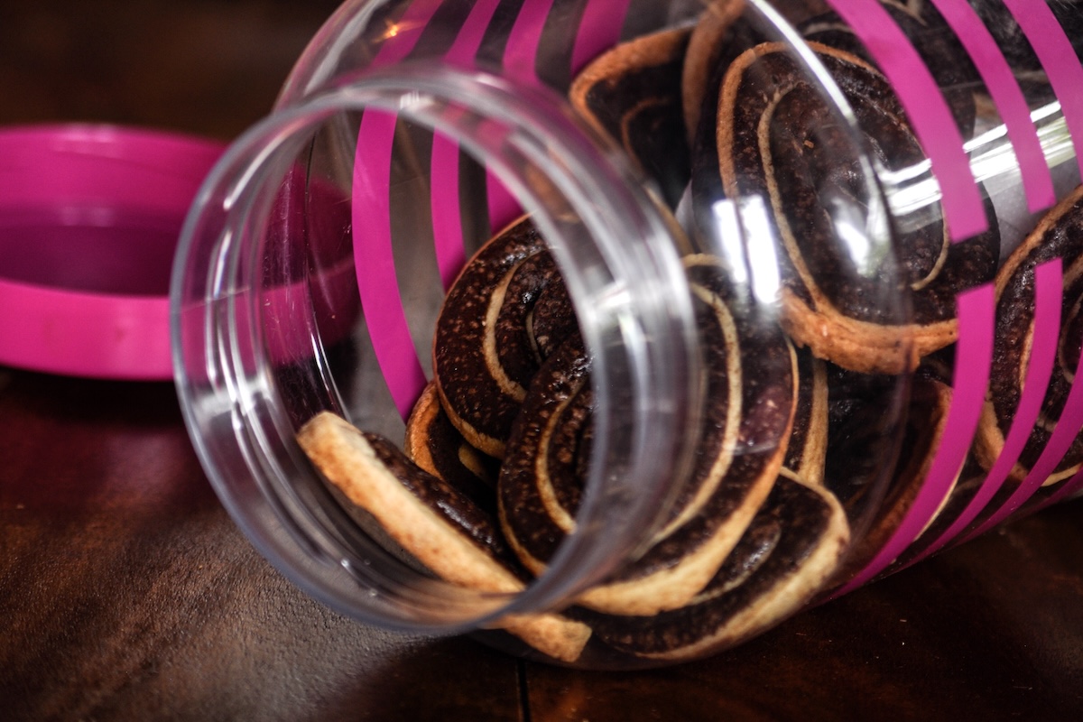 Biscuits au chocolat maison rangés dans un bocal en verre