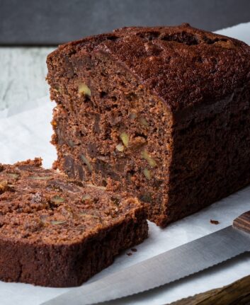 Tranches de cake au chocolat et aux noix, texture moelleuse et cœur dense, prêtes à être partagées