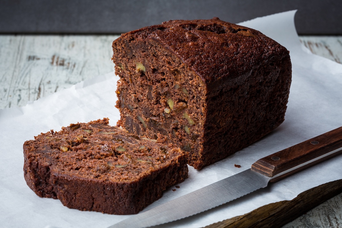 Tranches de cake au chocolat et aux noix, texture moelleuse et cœur dense, prêtes à être partagées