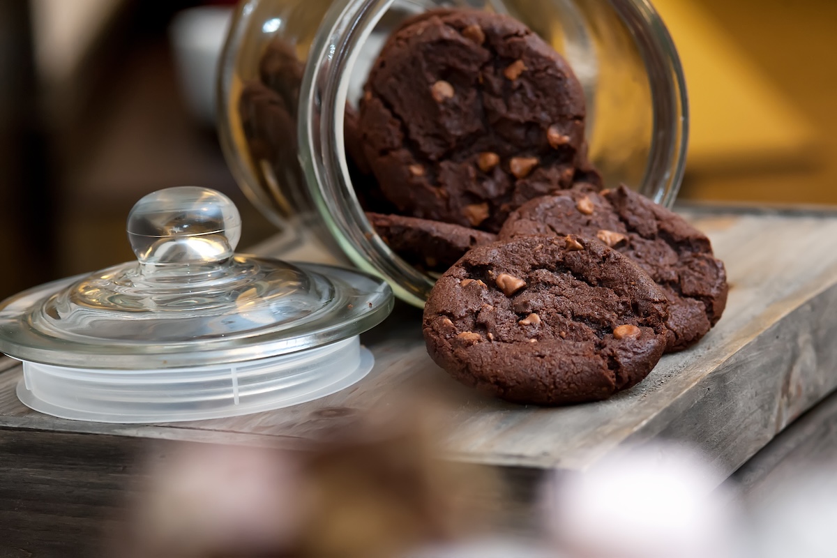 Cookies au chocolat très chocolat, rangés dans un bocal en verre