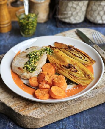 Côtes de porc, sauce chimichurri aux pistaches et endives fondantes à l’orange