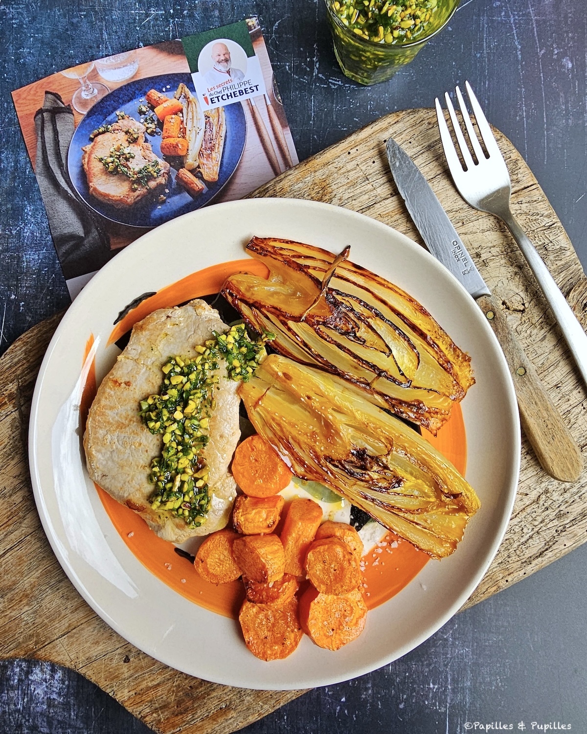 Côtes de porc, sauce chimichurri aux pistaches et endives fondantes à l’orange