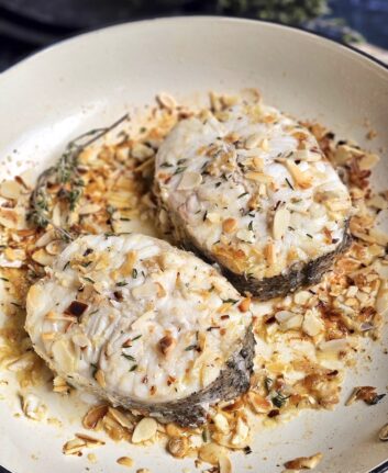 Darnes de merlu poêlées, beurre aux amandes et vinaigre de cidre