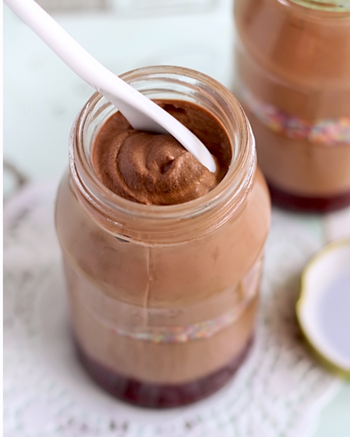 Petit pot de dessert au chocolat crémeux, dégusté à la cuillère, esprit dessert maison du quotidien