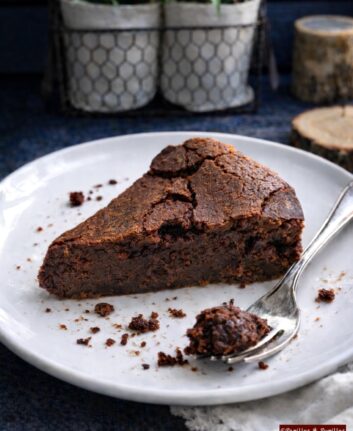 Part de fondant au chocolat dans une assiette