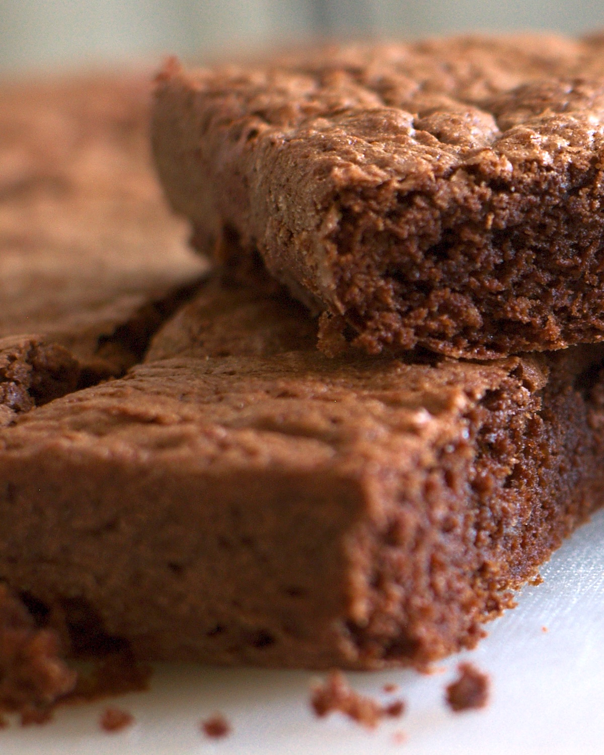 Gâteau au chocolat coupé, texture moelleuse et cœur bien chocolaté