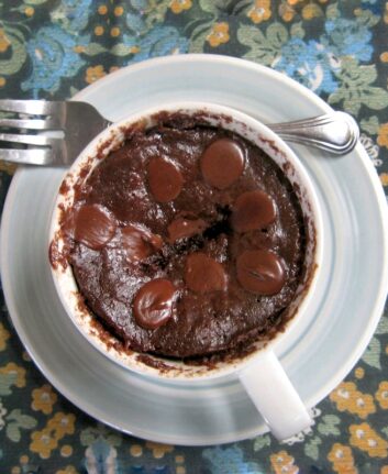 Mug cake au chocolat prêt à manger