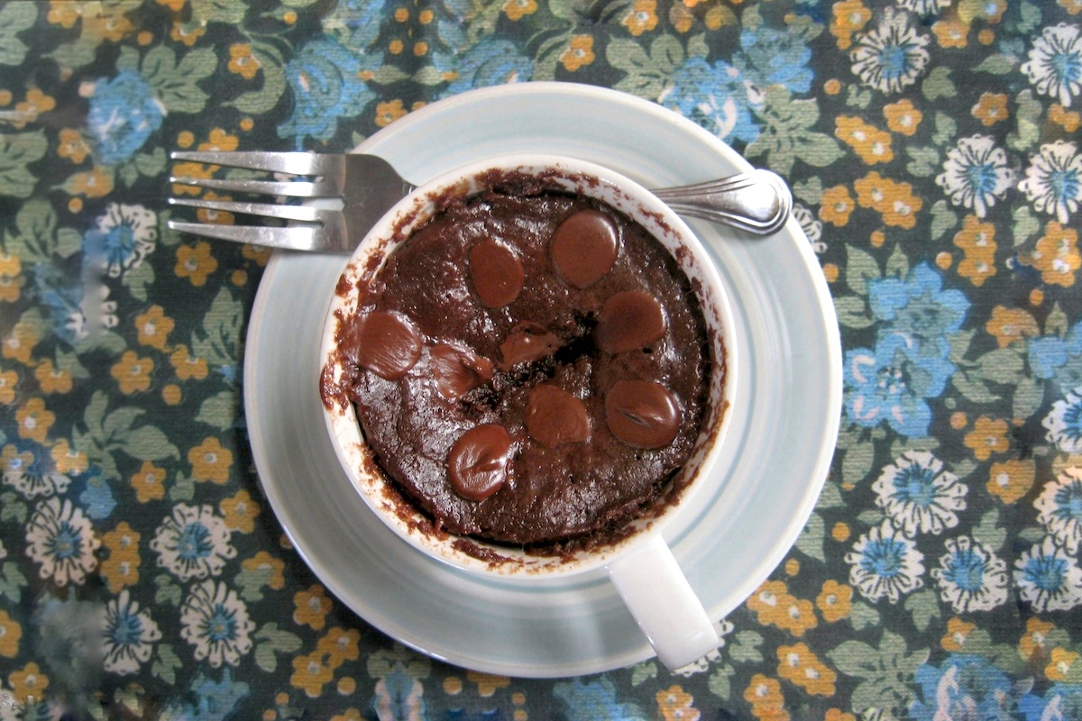 Mug cake au chocolat prêt à manger