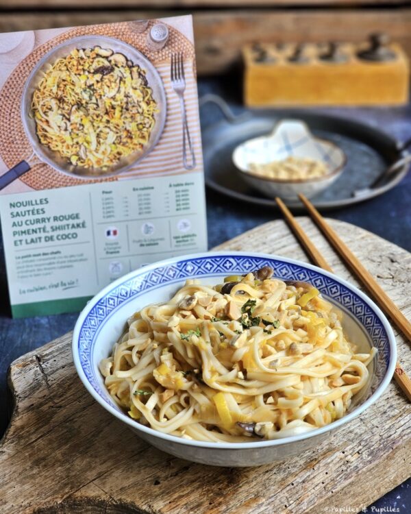 Nouilles sautées au curry rouge, shiitakés et lait de coco