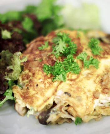 Omelette aux champignons saupoudrée de persil