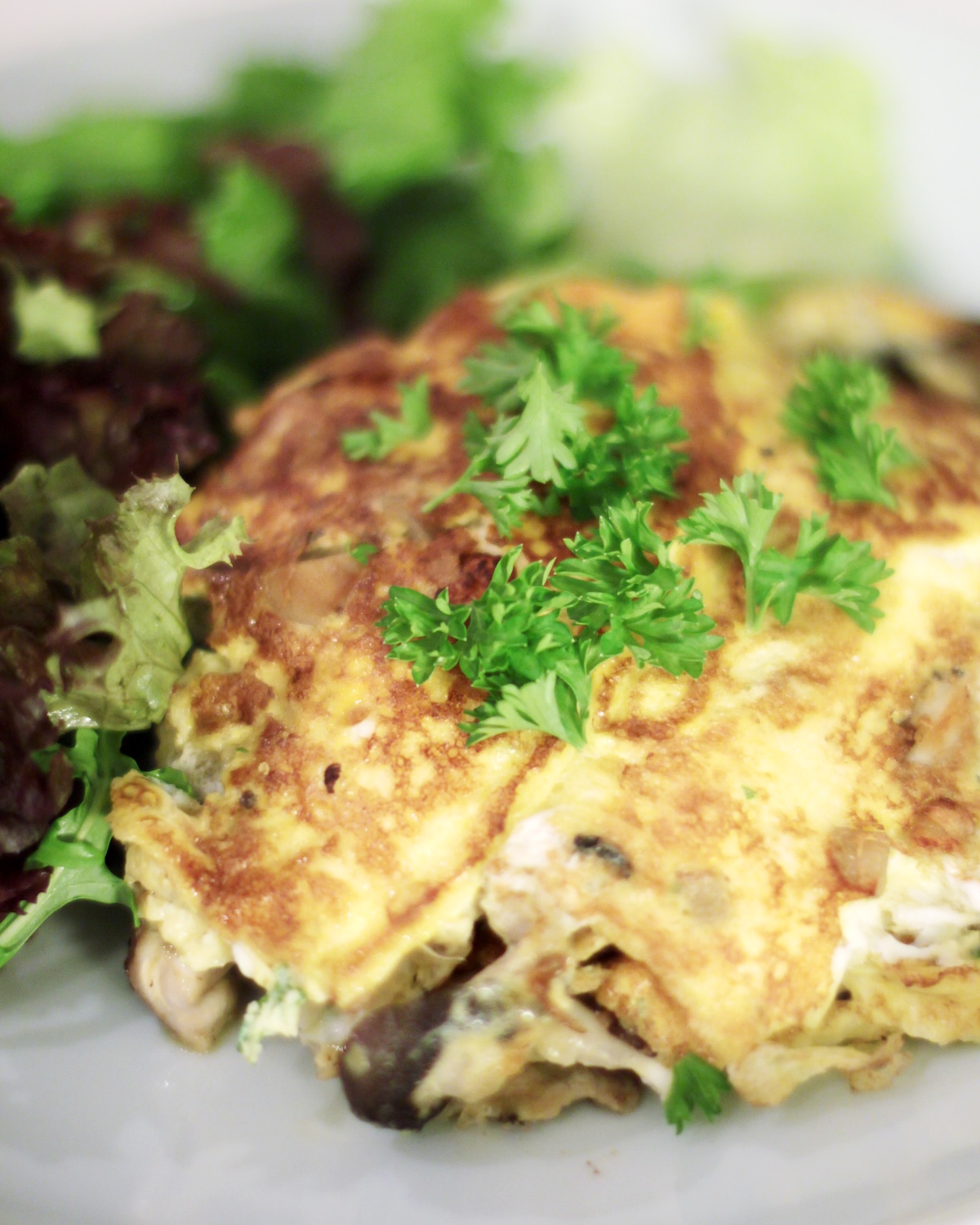 Omelette aux champignons saupoudrée de persil
