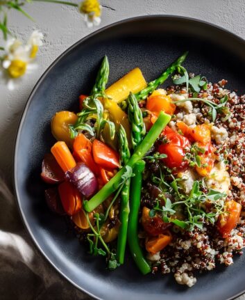 Un plat comple composé de légumes, de céréales et de protéines dans une assiette