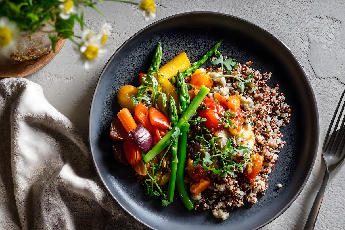 Un plat comple composé de légumes, de céréales et de protéines dans une assiette
