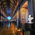La Long Room de Trinity College, galerie de bois sombre, rangées de livres anciens et voûte impressionnante
