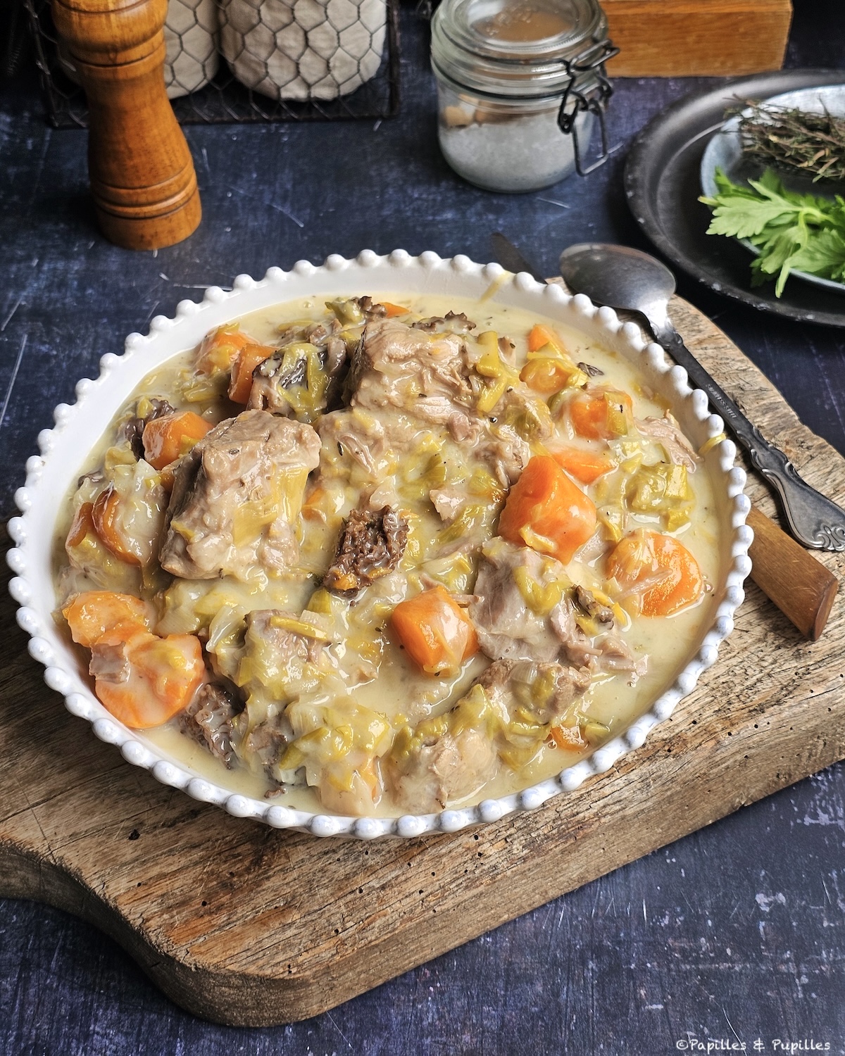Blanquette de veau aux morilles sèches servie avec riz, plat prêt à déguster