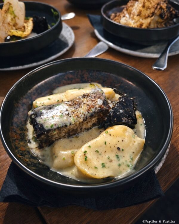 Plat de côtes de bœuf laqué, agnolotti farcis au fromage Knockanore (fromage irlandais) et au parmesan