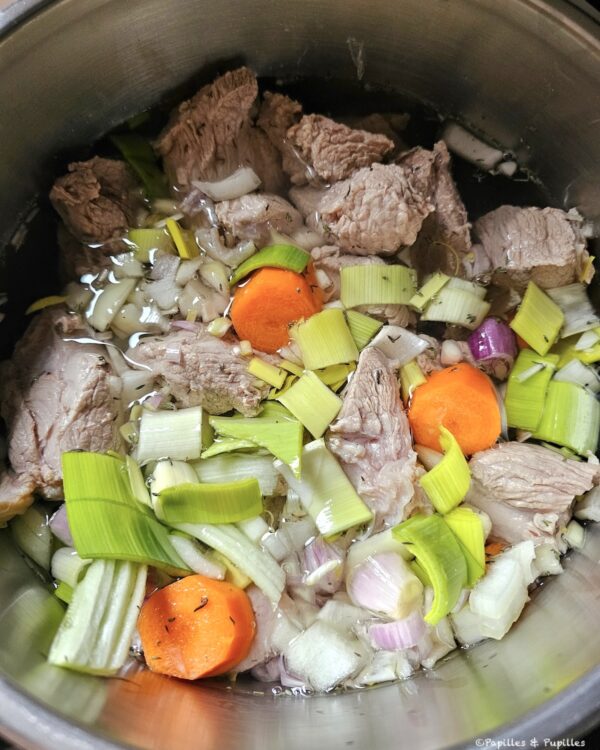 Légumes et viande blanchie dans la cocotte