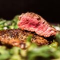 Steak cuit coupé saignant, prêt à manger