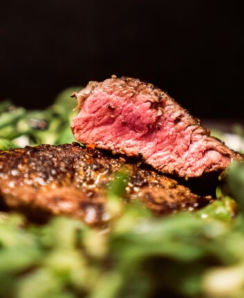 Steak cuit coupé saignant, prêt à manger