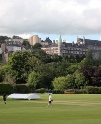 Terrain de cricket du Mardyke à Cork avec St Fin Barre’s Cathedral en arrière-plan sous un ciel nuageux