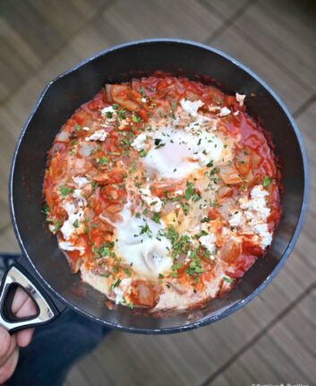 Blettes à la tomate et œufs