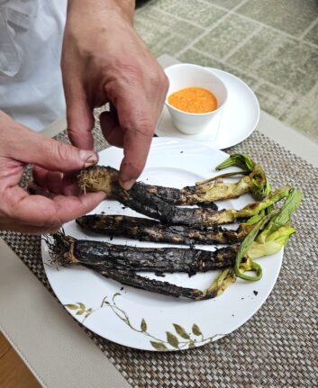 Calçots grillés et sauce Romesco