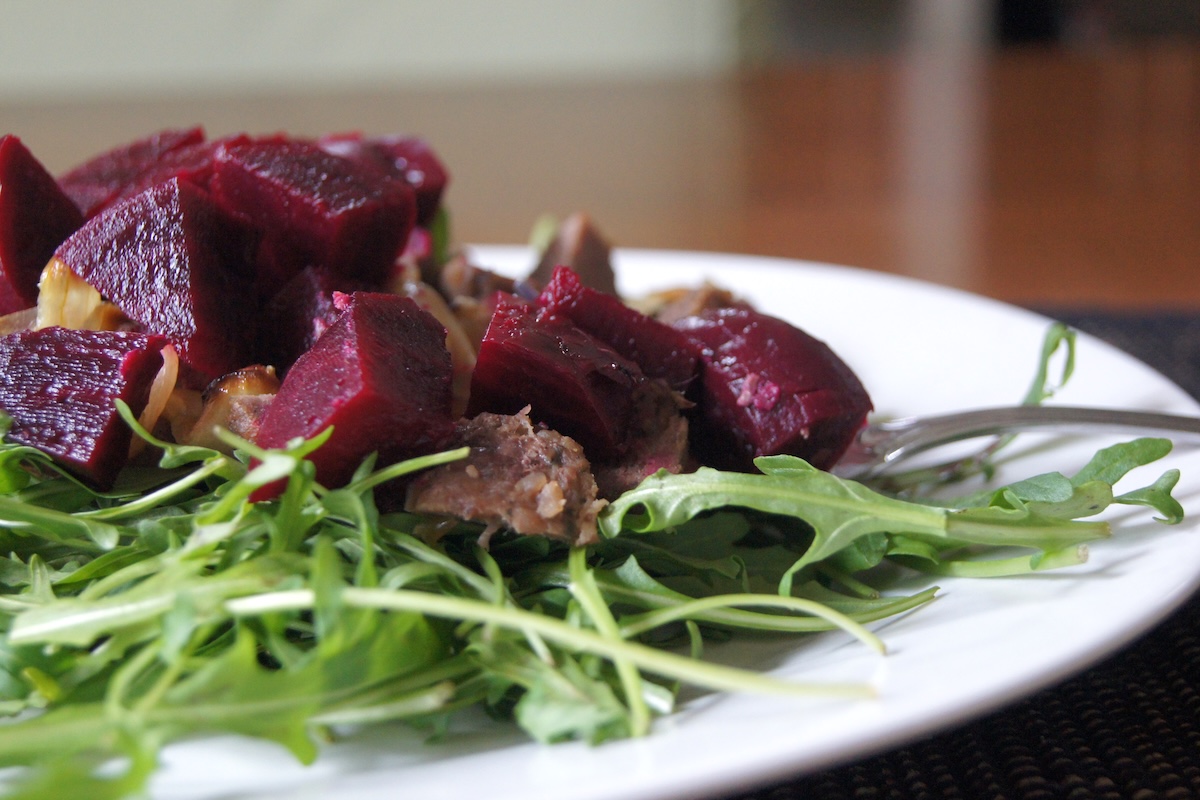Salade de betteraves avec roquette et assaisonnement maison
