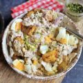 Salade de pommes de terre écrasées croustillantes au thon