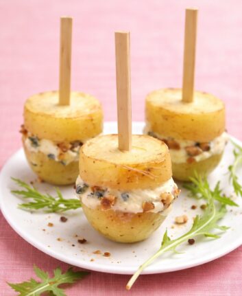 Sucettes de pommes de terre au Roquefort et aux noix