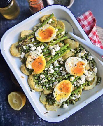 Artichauts rôtis, asperges vertes, petits pois, feta et œuf mollet