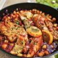 Blancs de poulet aux pois chiches, harissa et citron