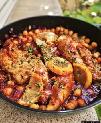 Blancs de poulet aux pois chiches, harissa et citron