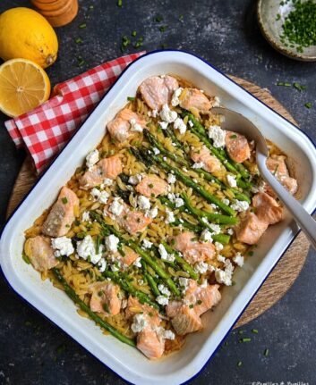 Plat d’orzo au saumon, asperges vertes et feta