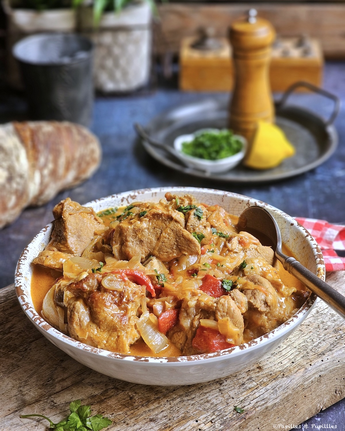 Sauté de veau coco curry servi bien chaud, avec viande moelleuse et sauce parfumée